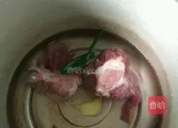 Illustration of how to make rice cooker with bone soup and potato stew 1