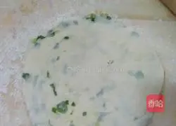 Illustration of how to make scallion pancake 9