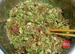 Illustration of how to make wonton stuffing with celery and fresh meat 8