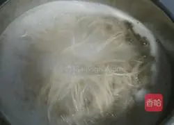 Illustration of how to make tomato, pickled cabbage and egg soup noodles 10