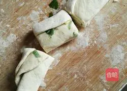 Illustration of how to make scallion pancakes 7