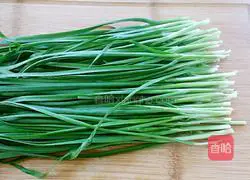 Illustration of how to make egg and leek dumpling filling 1