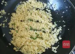 Illustration of how to make mint-flavored corn and egg fried rice 6