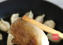 Fancy way to eat dumplings----fried dumplings.Illustration of how to make them 2