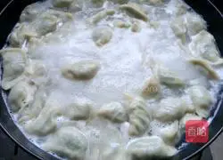 Illustration of how to make mountain leek and egg dumplings 18