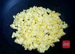 Illustration of how to make egg and leek dumpling stuffing 3