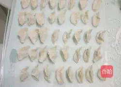 Illustration of how to make dumpling skins 7