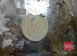 Illustration of how to make salt and pepper scallion pancake 11