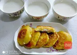 Illustration of how to make potato and shrimp cakes 8