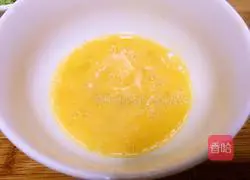 Illustration of how to make colorful golden fried rice 4