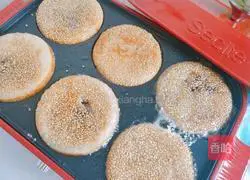 Illustration of how to make glutinous rice cakes with sesame and bean paste 12