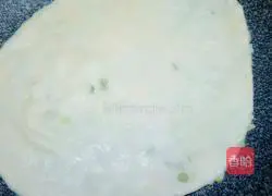 Illustration of how to make green onion layer cake 15