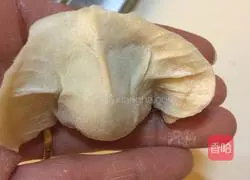 Illustration of making dumplings stuffed with sophora flower stuffing 12