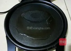 Illustration of how to make grilled chicken skewers in an electric pan 5