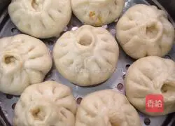 Illustration of how to make leek meat and mushroom buns 10