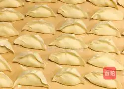 Illustration of how to make dumplings filled with pork, shrimp and green pepper 13