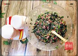 Illustration of how to make spring leek and fresh meat dumplings 5