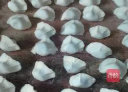 Illustration of how to make dumplings stuffed with white radish filling 16
