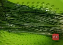 Illustration of how to make dumplings stuffed with pork and chives 1