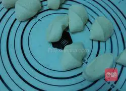 Illustration of how to make steamed buns with vegetarian stuffing 7