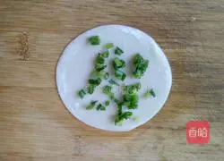 Illustration of how to make dumpling skin scallion pancake 3