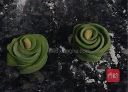 Illustration of how to make rose steamed buns 11