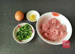 Illustration of how to make fresh meat wontons 1