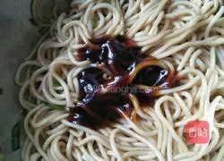 Illustration of how to make noodles with scallion oil 8