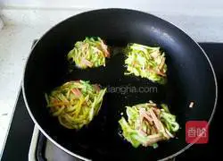 Illustration of how to make zucchini pancakes 7