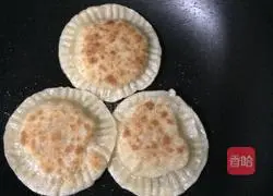 Illustration of how to make dumpling skin banana pie 8