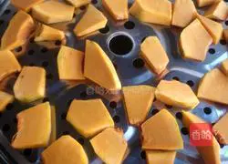 Illustration of how to make pumpkin blossom steamed buns 2