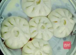 Illustration of how to make cabbage, carrot and meat buns 15