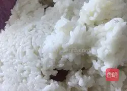 Illustration of how to make ham, sausage and egg fried rice 1