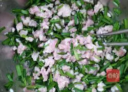 Illustration of how to make leek, egg and meat wontons 2