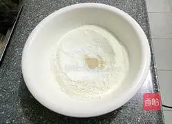 Illustration of making five-spice yeast sesame cake 1