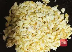 Illustration of how to make glutinous rice balls with spinach and egg stuffing 4