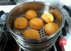 Illustration of how to make pumpkin steamed buns 10