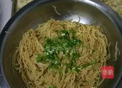 Illustration of how to make noodles with scallion oil 3