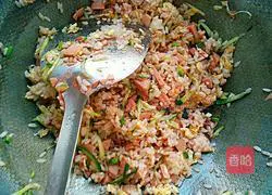 Illustration of how to make tomato sauce fried rice 6