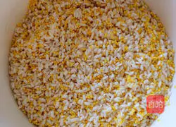 Illustration of how to make glutinous rice flavored sausage and bean dregs steamed bun rolls 1