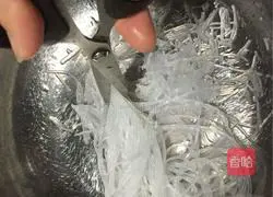 Illustration of how to make pickled cabbage, vermicelli and meat buns 7