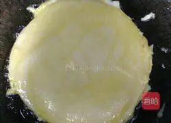 Hot noodle cake.Illustration of how to make it 10