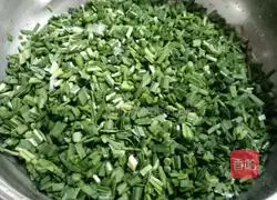 Illustration of how to make leek and pork dumplings 2