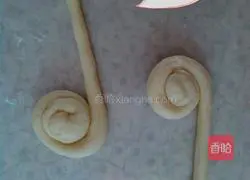 Illustration of how to make milk-flavored butterfly steamed buns 3