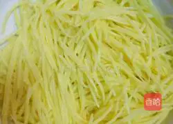 Illustration of how to make shredded potato and egg pancakes 2