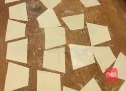 Illustration of how to make fresh meat and fungus wontons 7