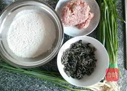 Illustration of how to make dumplings stuffed with chives and fungus 1