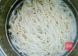 Illustration of how to make fried noodles with shrimp and cabbage 3