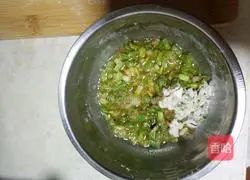 Illustration of how to make crispy scallion pancakes 4