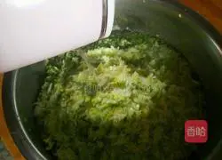 Illustration of how to make cabbage and shrimp dumplings 4